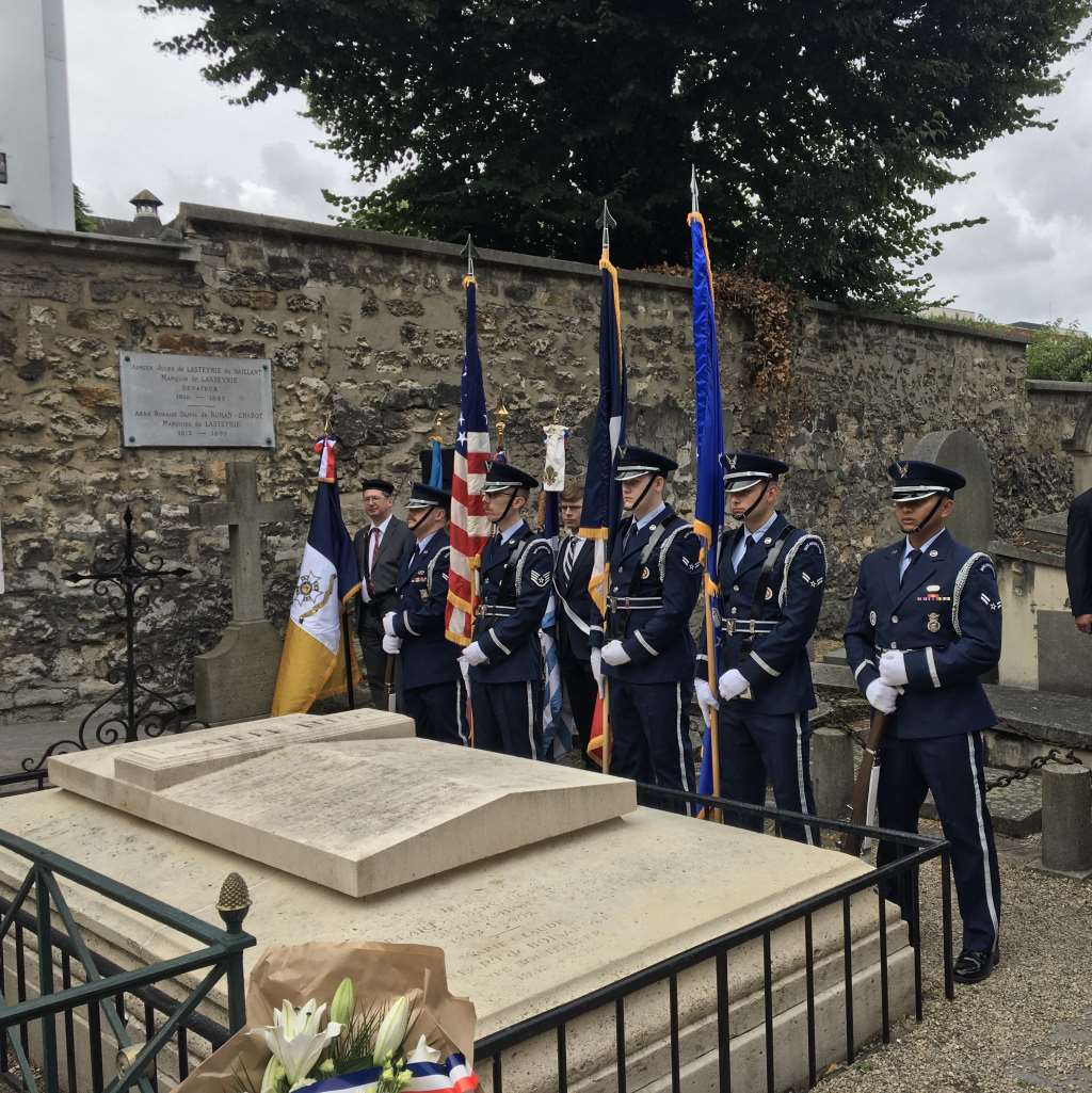 Le drapeau des SAR et la garde aux drapeaux des États-Unis. Cimetière de Picpus le 3 juillet 2024