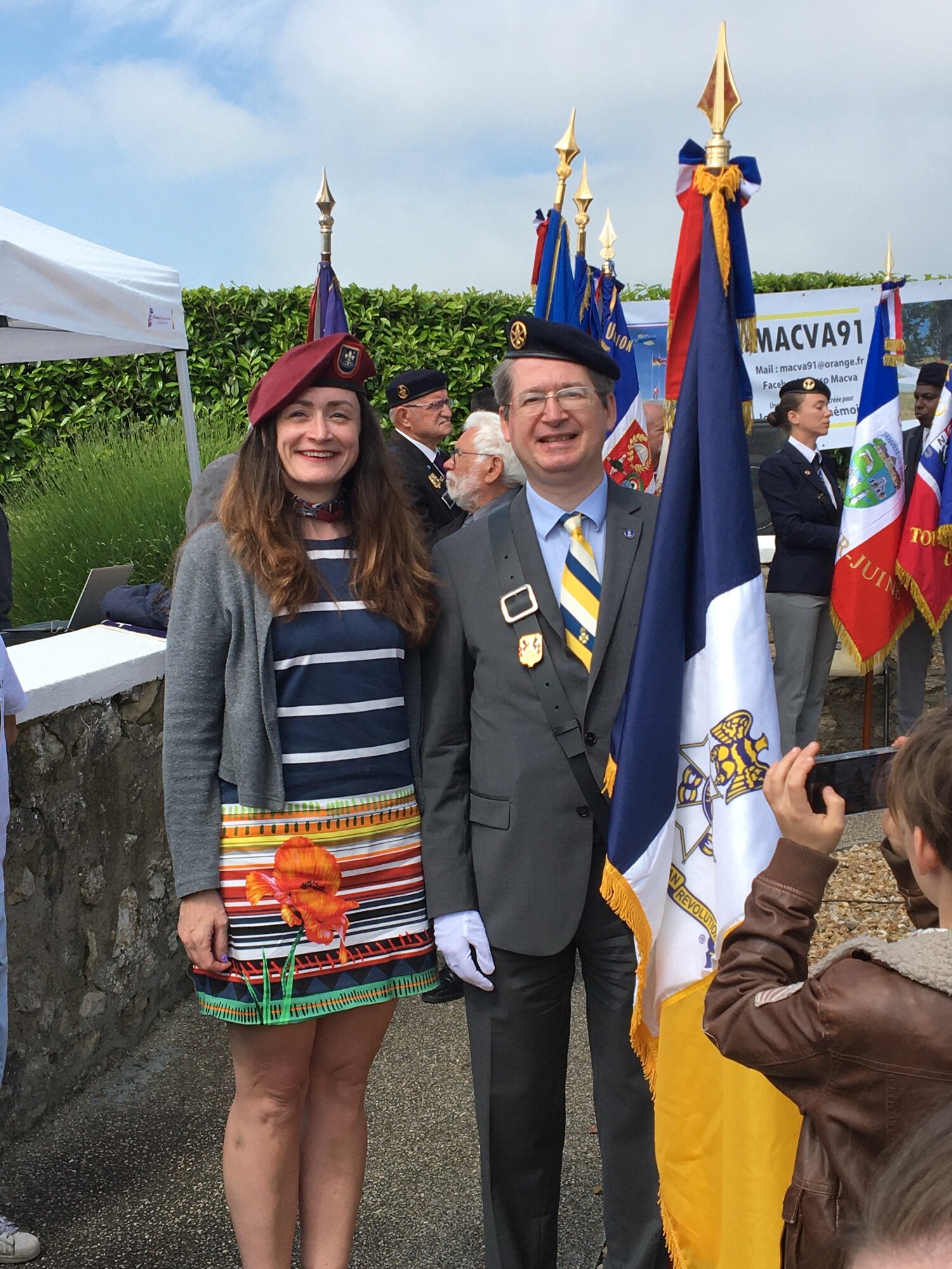 Notre porte-drapeau et la représentante de l'ambassade des États-Unis à Villeneuve-sur-Auvers