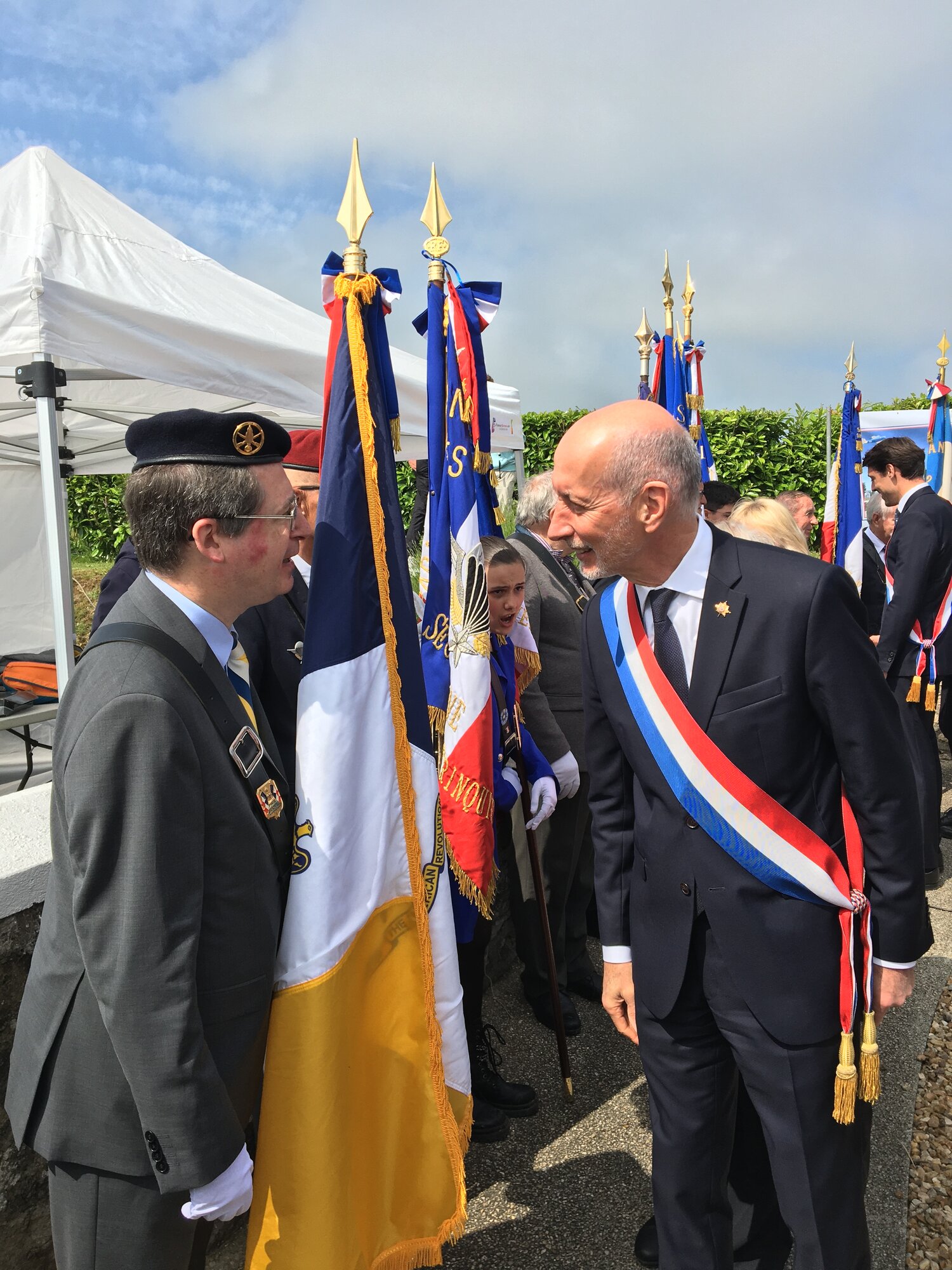Un sénateur salue notre drapeau à Villeneuve-sur-Auvers