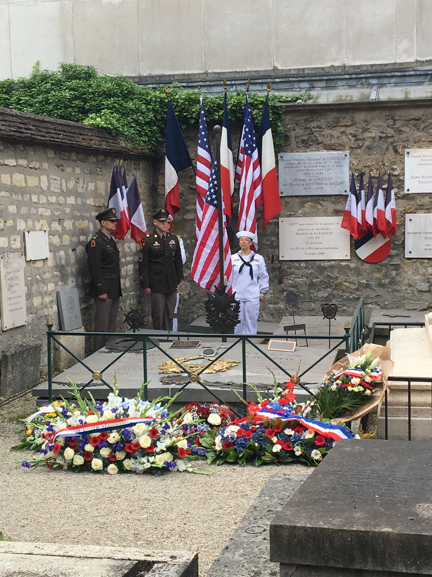 Un nouveau drapeau américain est hissé sur la tombe de La Fayette