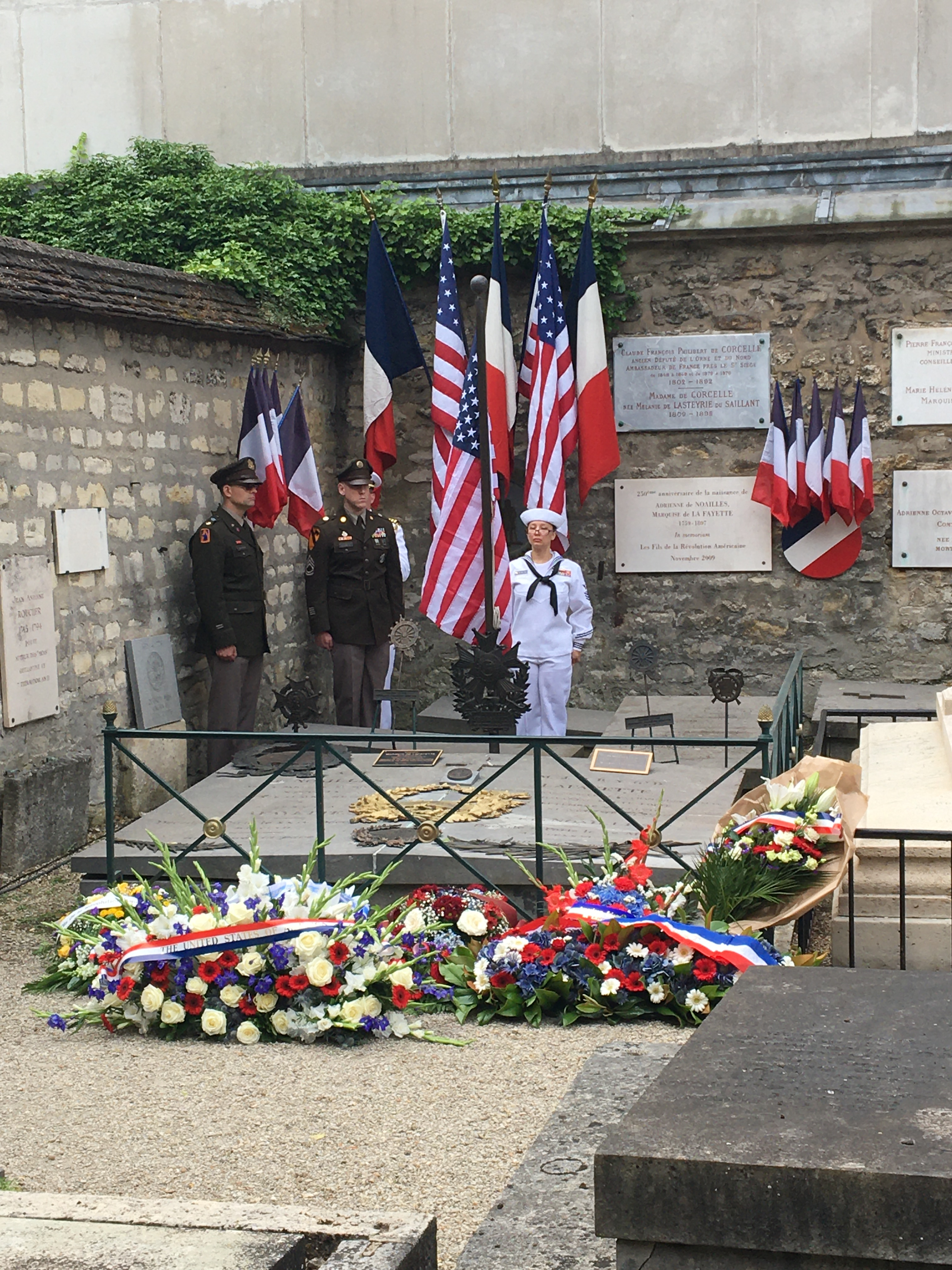 Un nouveau drapeau américain est hissé sur la tombe de La Fayette