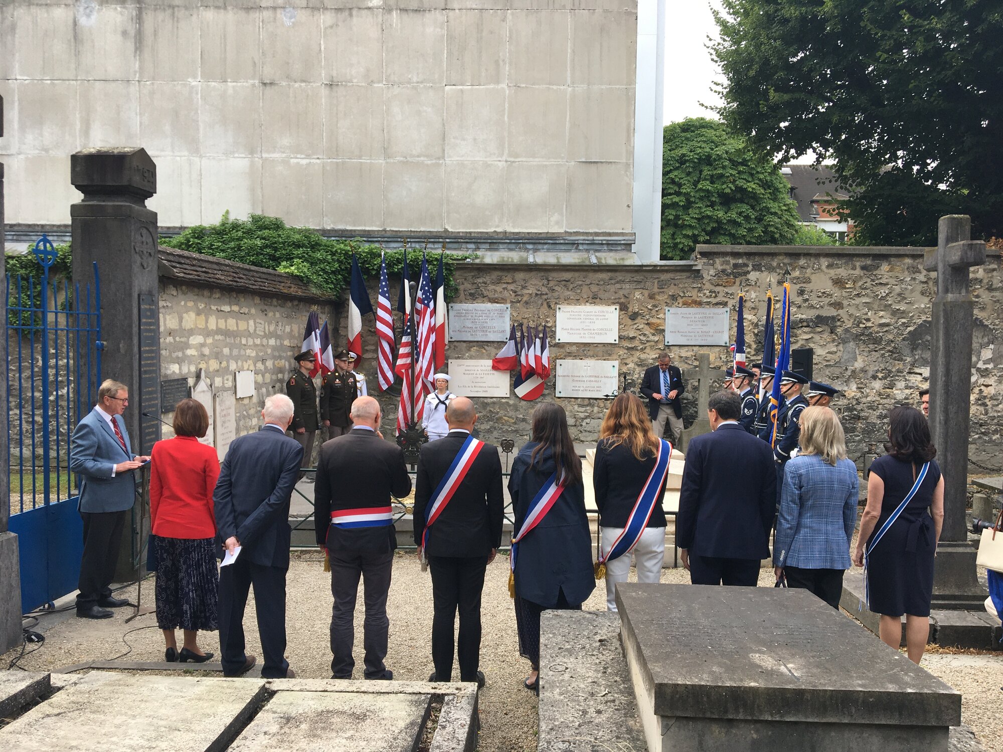 Les autorités devant la tombe de La Fayette au cimetière de Picpus, 3 juillet 2024