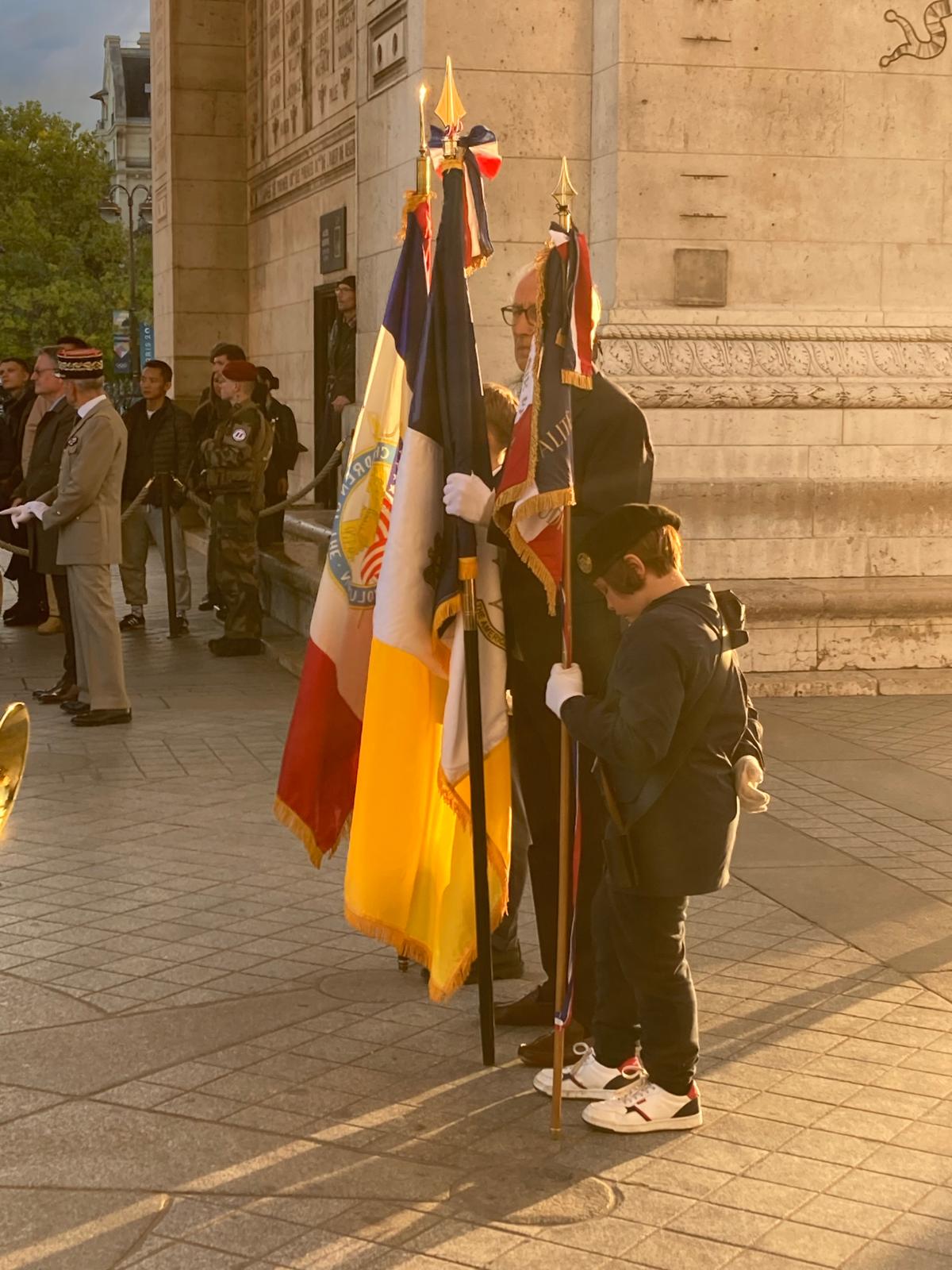 Notre drapeau et celui des Children sous l'Arc de Triomphe, 2 octobre 2024