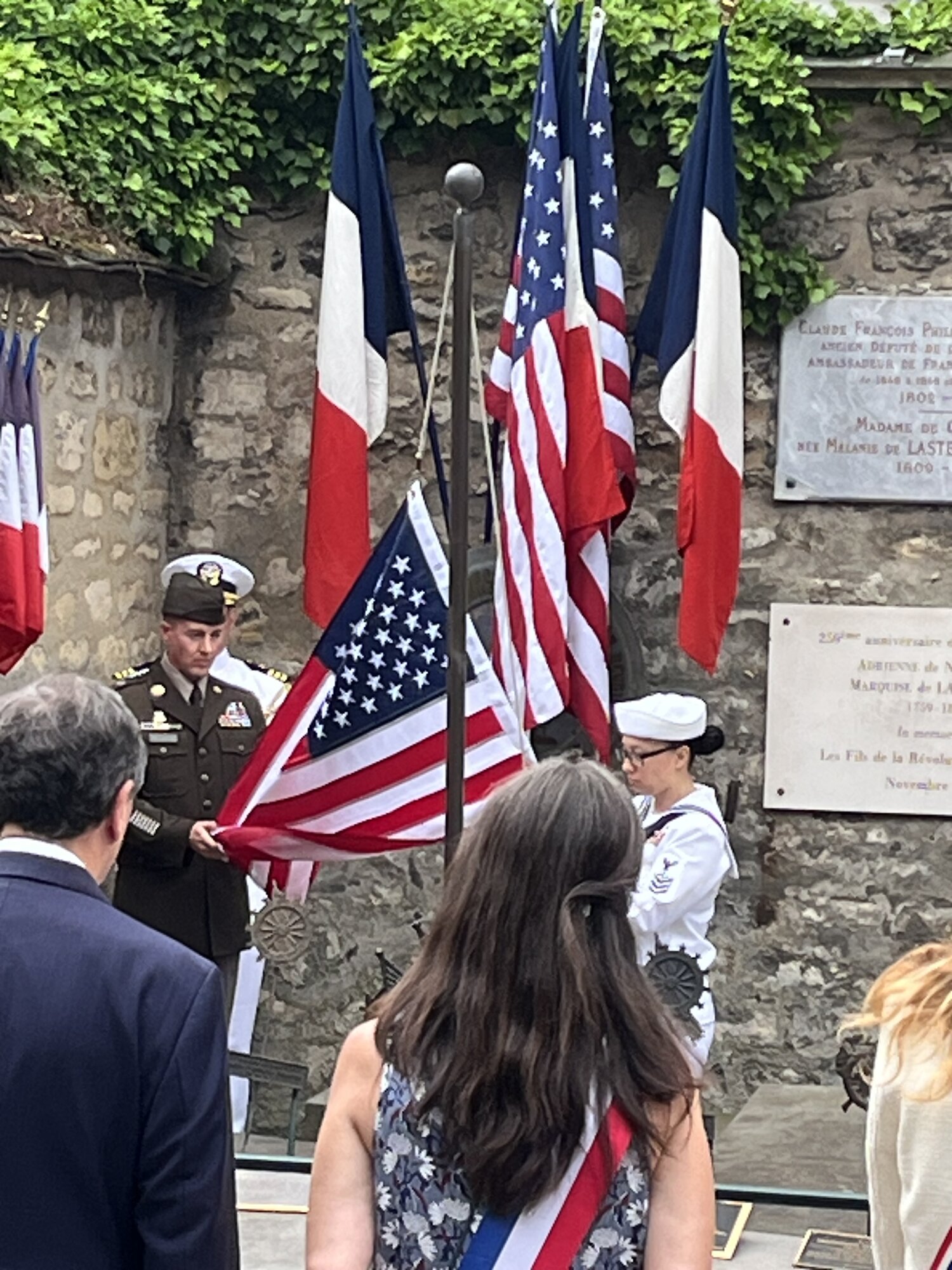 Relève du drapeau des États-Unis au cimetière de Picpus, 25 juin 2025