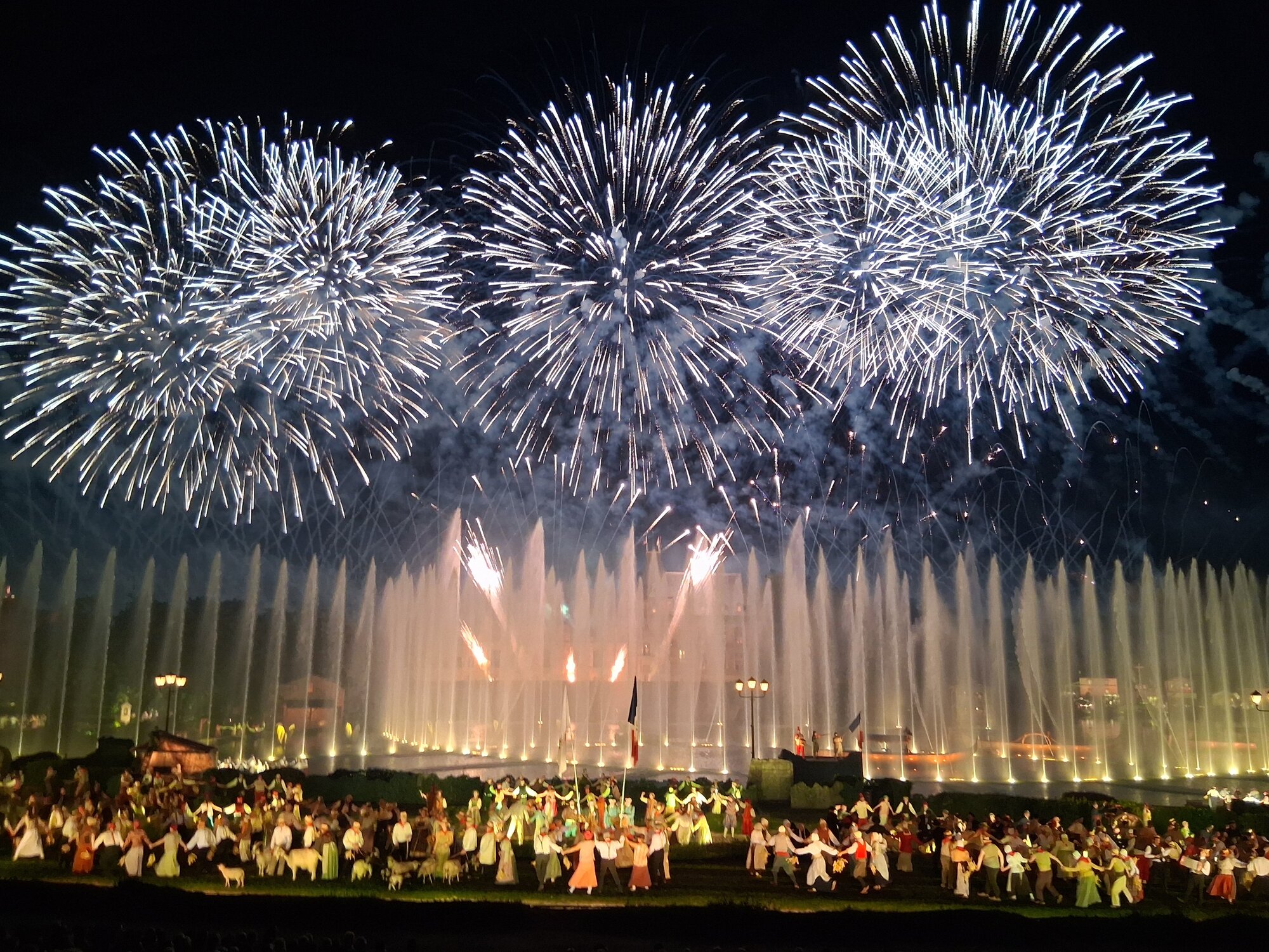 Feux d'artifice du spectacle nocturne du Puy du Fou, centenaire de SAR France, nuit du 20 au 21 juin 2026