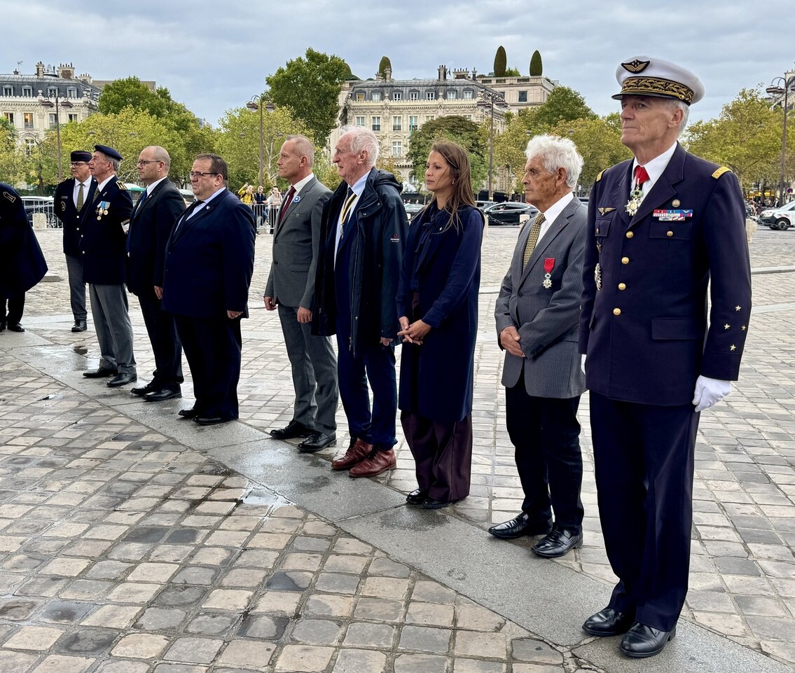 Les participants à la cérémonie du Ravivage de la Flamme sous l'Arc de Triomphe, 30 septembre 2026